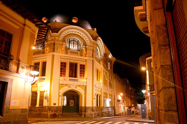 Koloniale Altstadt in Quito bei Nacht