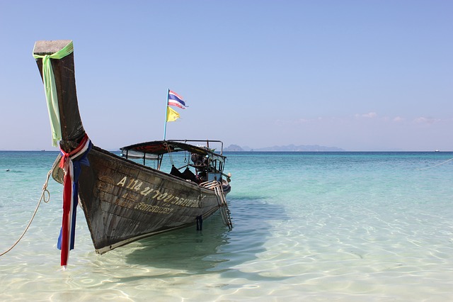 Backpacking in Südostasien Boot am Strand